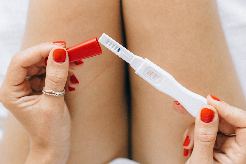 供卵宝宝老是抠耳朵怎么回事